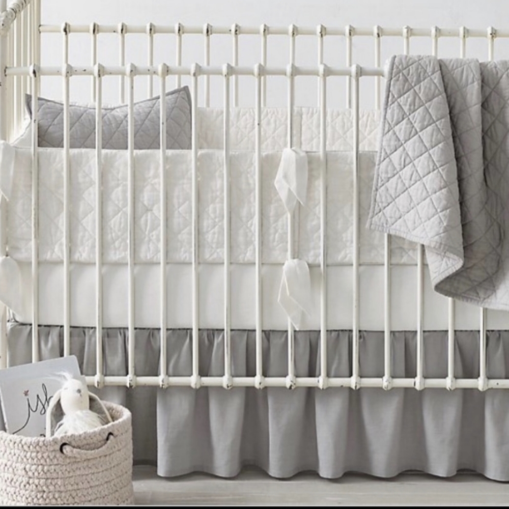 RH crib skirt